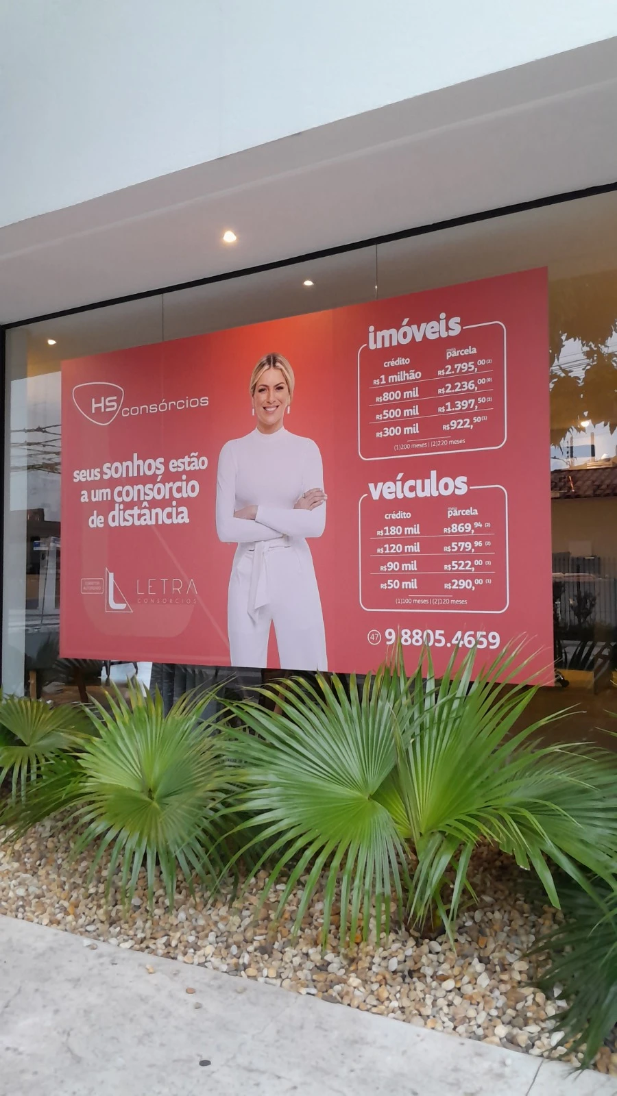 Vitrine adesivada da Letra Consórcios
