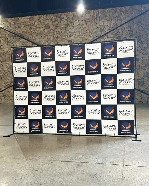 Backdrop com estrutura, pronto para as fotos do evento.