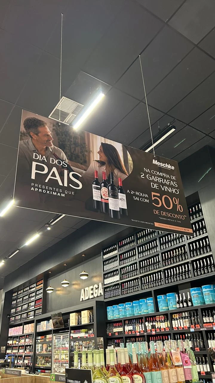 Banner suspenso que comunica a oferta dentro da loja, no ponto de decisão.