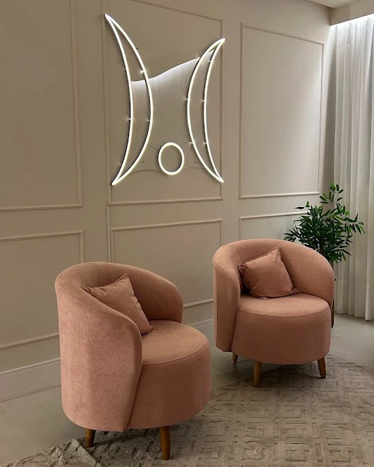 Logo iluminado na parede de uma recepção