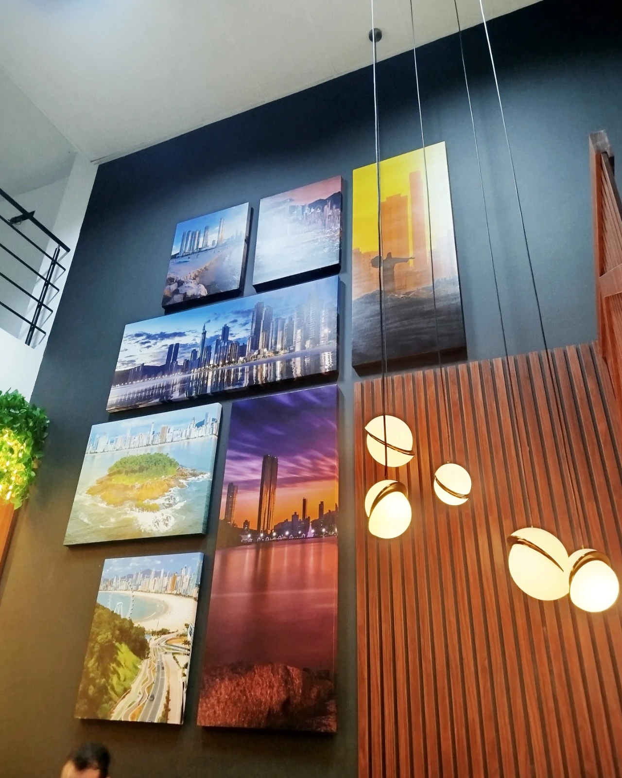 Composição de quadros decorativos no pé-direito duplo
