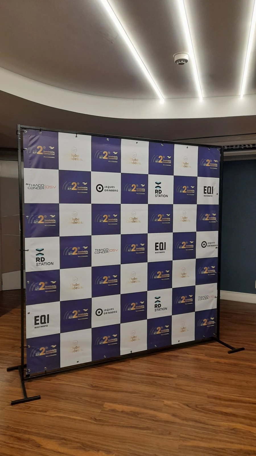Backdrop com estrutura para evento