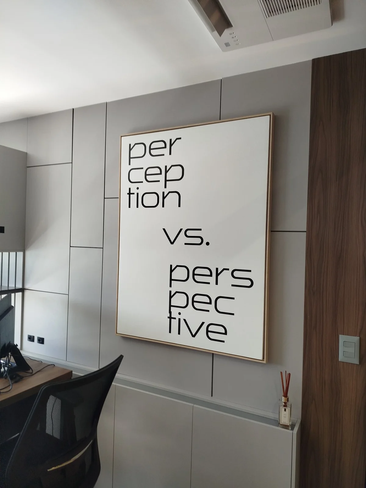 Quadro decorativo sob medida que completa a ambientação do escritório.