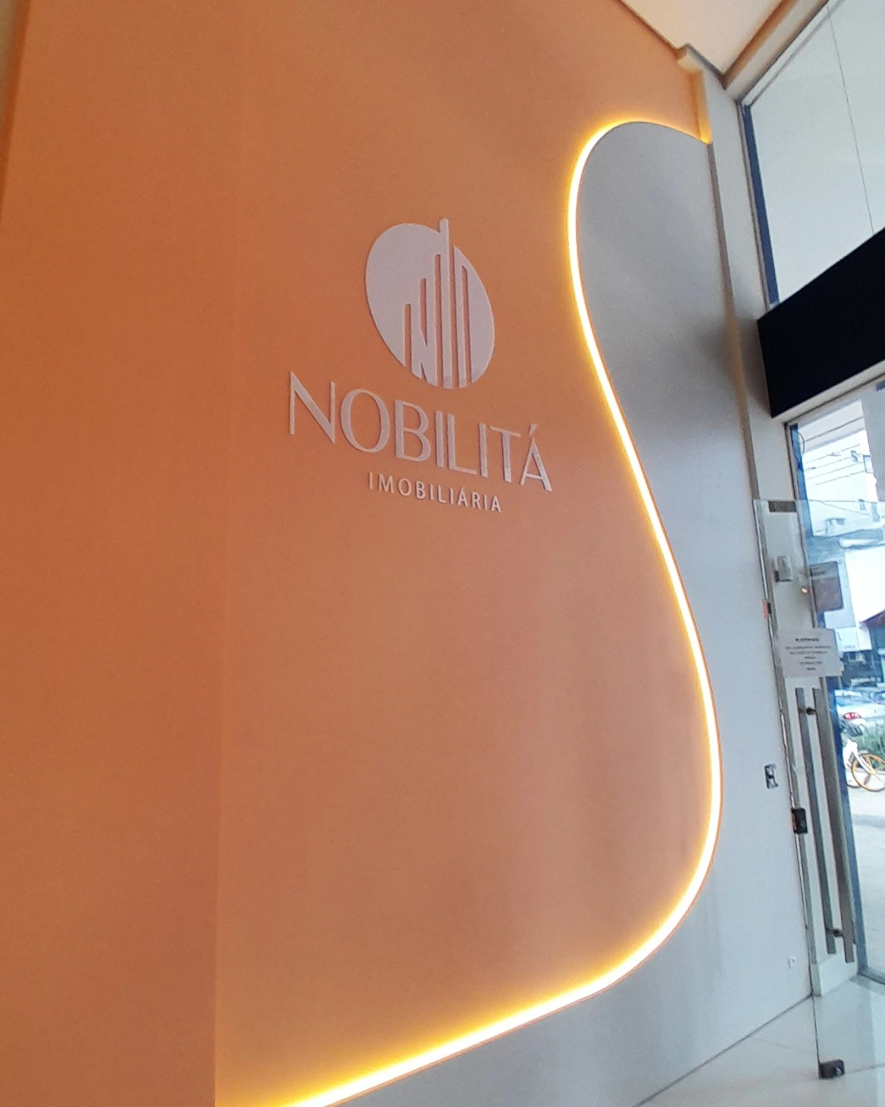 Logo da Nobilitá com iluminação na parede